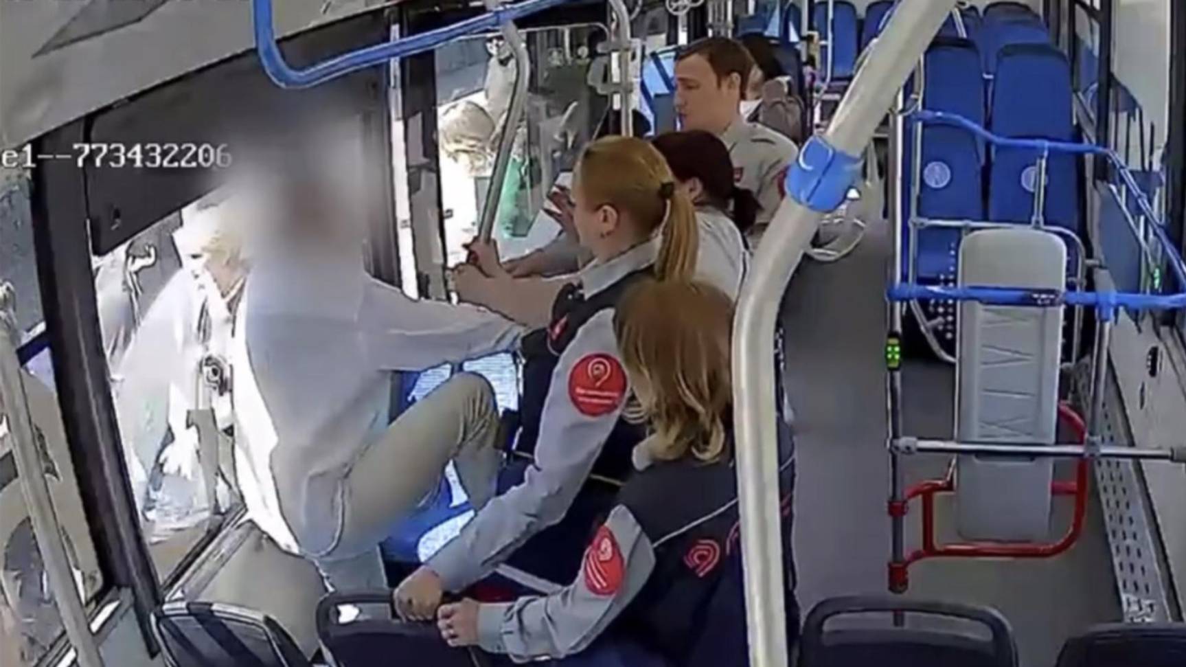 Москвичке назначили год принудительных работ за нападение на контролера в автобусе