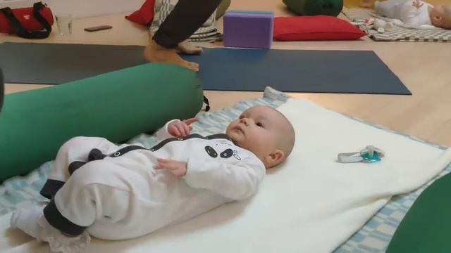 Йога мама+малыш до года в Школе Каула йоги