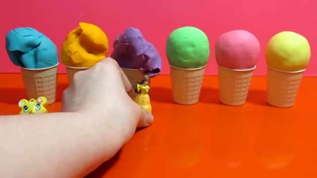 Учим цвета на английском языке с мороженым из пластилина Play-Doh с сюрпризами.