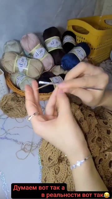 вязание шаль крючком, ручки вяжут