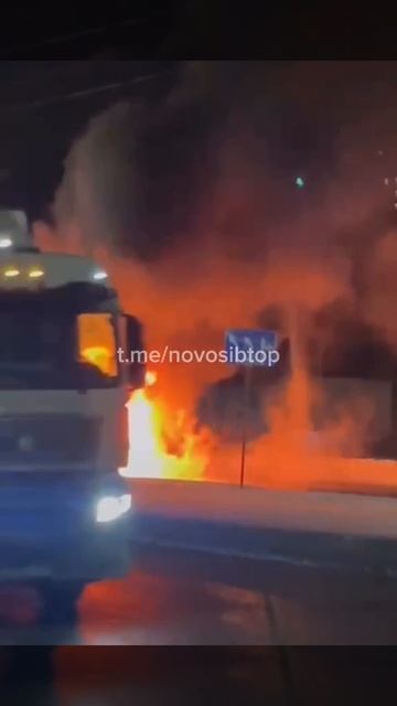 В Новосибирске на Бердском шоссе загорелся Lexus RX350, который выгорел полностью.