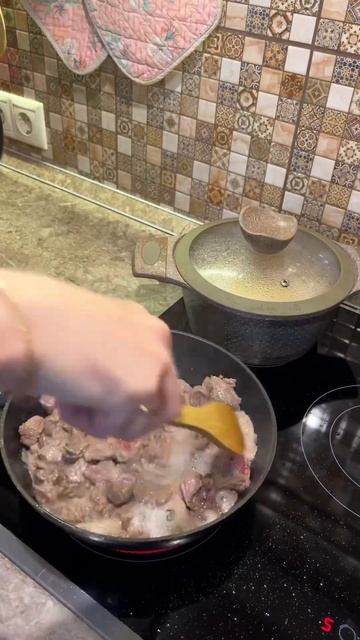 Гуляш с гороховой кашей#ужин #рецепт