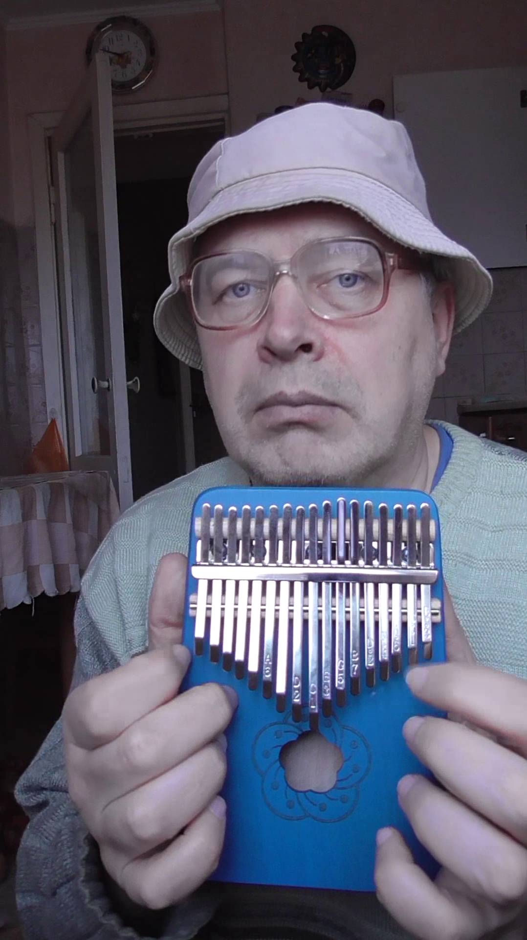 У человека музыкальный инструмент калимба