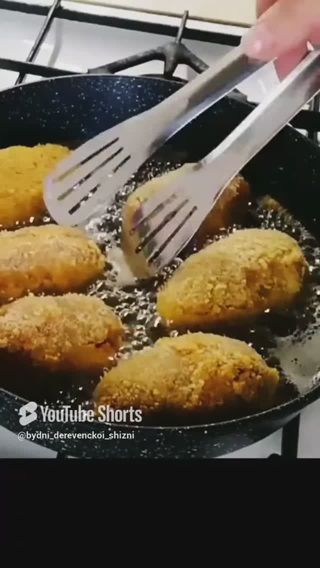 Очень сочные котлеты с хрустящей корочкой.