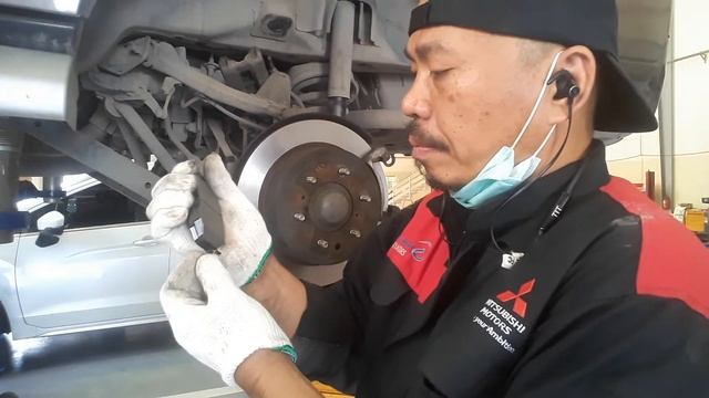 mitsubishi pajero (how to change  rear brake pads etc.)