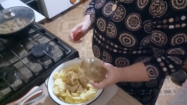 Жарю картофель на сале. Готовлю салат с капусты.
