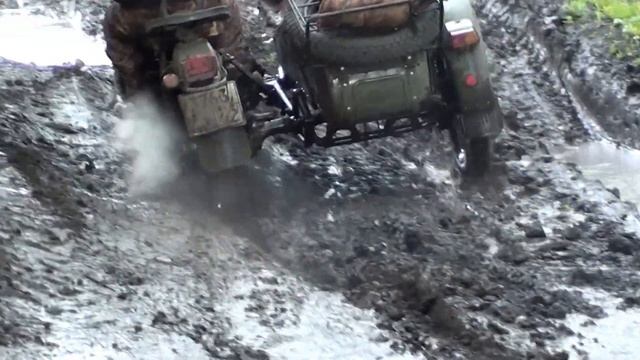 Мотоцикл Урал по жуткой грязи