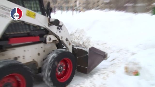 ДКС продолжает уборку снега с городских территорий