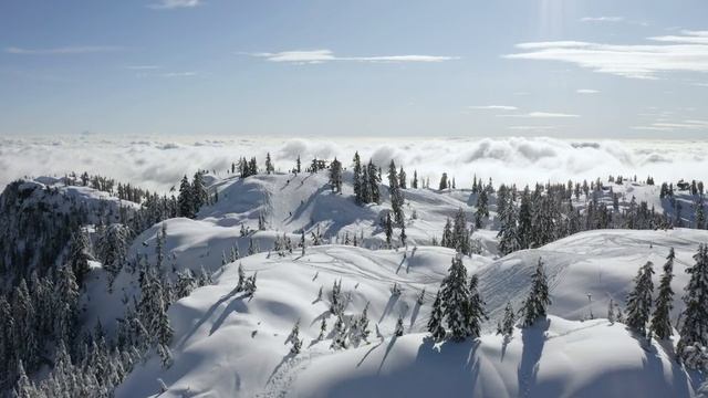 Заснеженные холмы с облаками