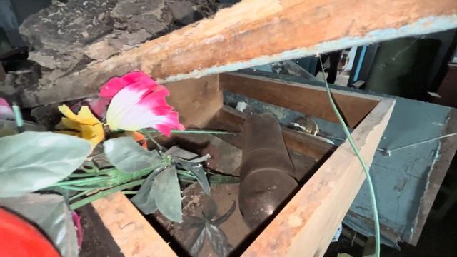 Дом стоящий на костях начал рушиться