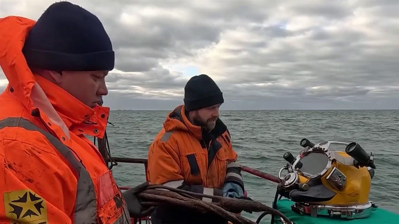 Водолазы обследуют танкер с мазутом, который лежит на дне Керченского пролива