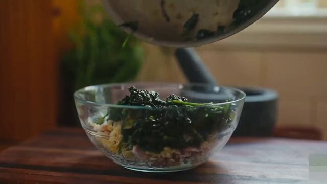 Рецепт простой и вкусной закуски из слоеного теста с ветчиной и шпинатом