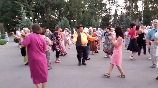 А НАСТОЯЩАЯ ПОДРУГА!🕺💃👍_ ТАНЦЫ В ПАРКЕ ГОРЬКОГО ХАРЬКОВ АВГУСТ 2021