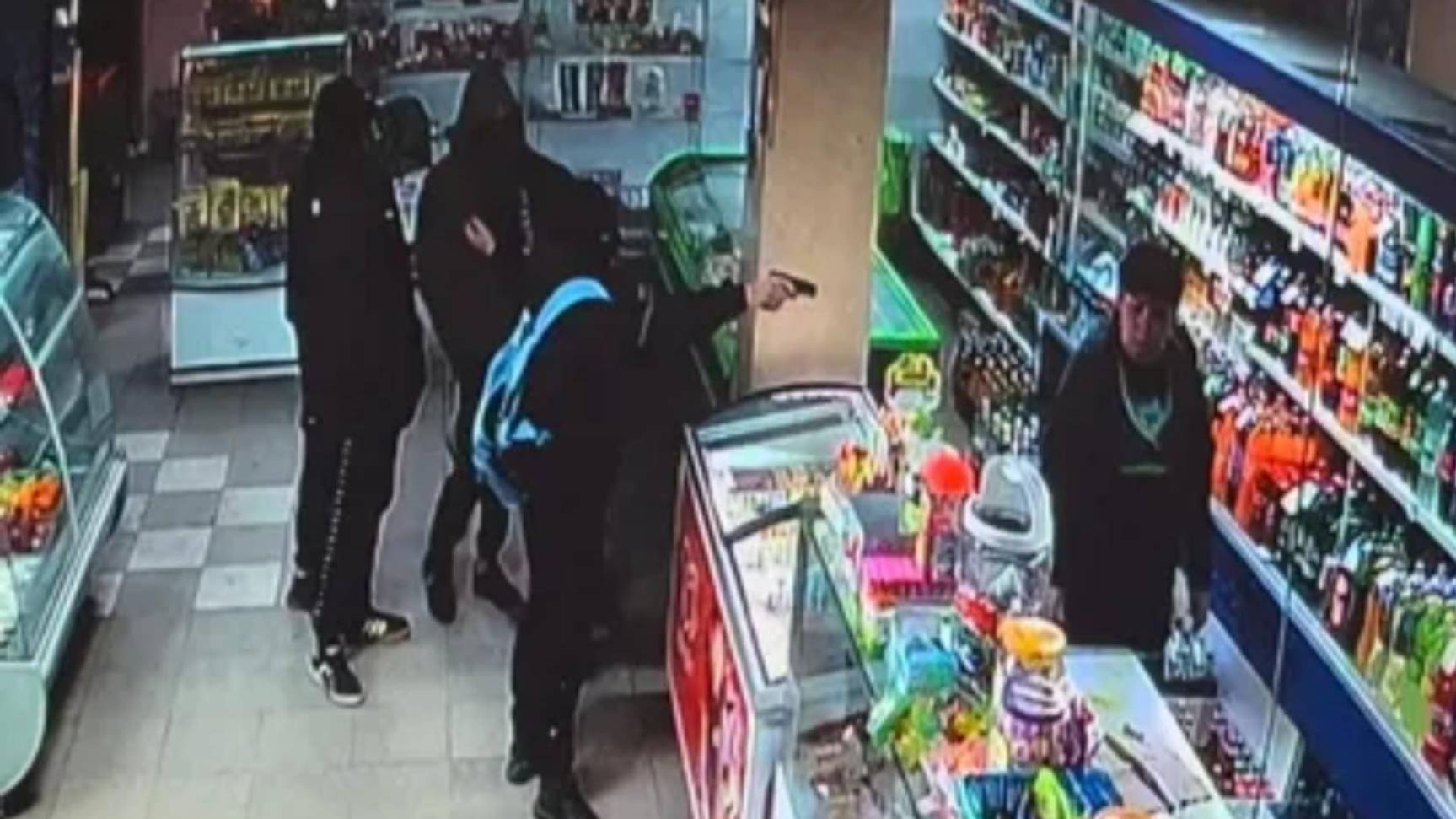 Пьяный грабитель ворвался в магазин с игрушечным пистолетом и застрял за прилавком