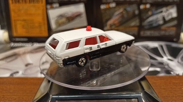 Nissan gloria VAN tomica 1:64