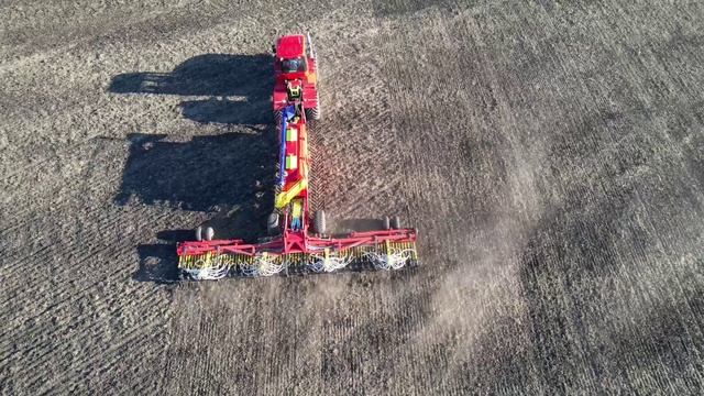 Работа одного миханизатора на посевном комплексе