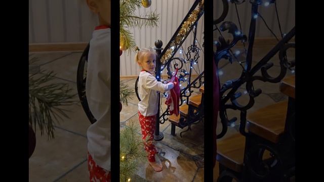 Тут Маша собирает коллекцию цветов из конструктора