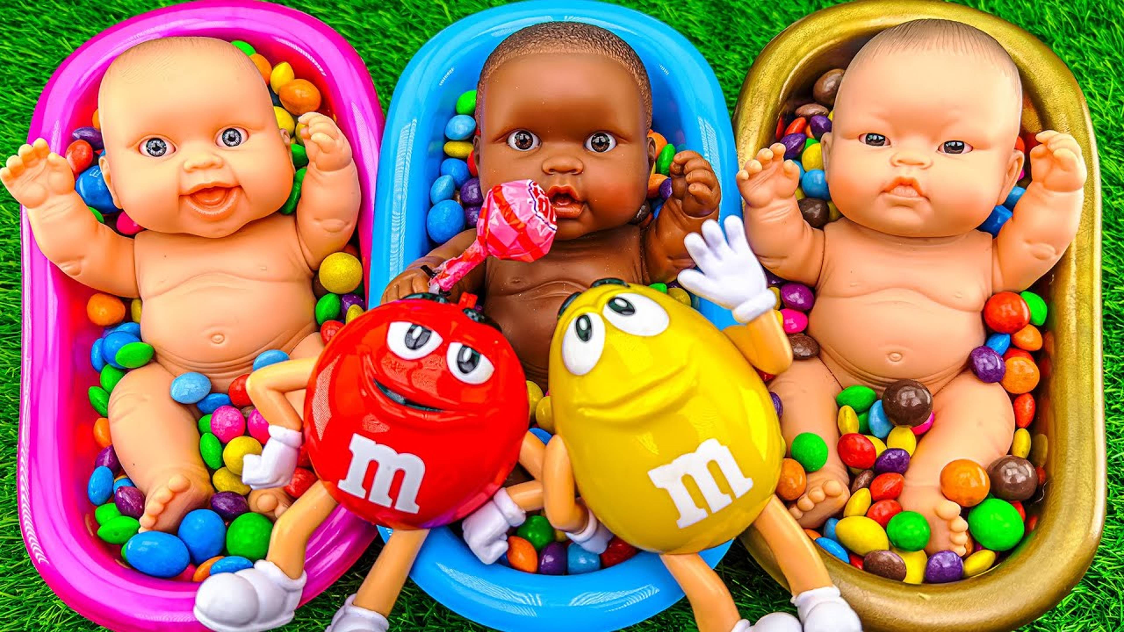 Приготовление леденцов и смешивание конфет-дозаторов M&M's в волшебных ванночках ASMR