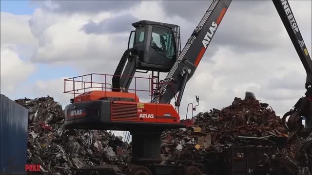 Перегружатель ATLAS 350 MH на пилоне загружает пресс ножницы