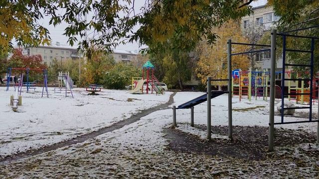 Снег осенью на детской площадке. Футаж.