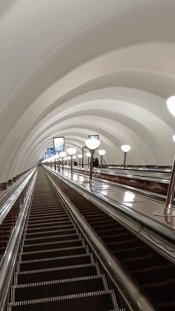 давка в метро.толпы людей.Питер