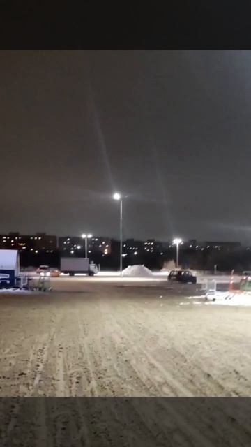 На вечерний дрифт на парковке крупного строительного магазина в Оренбурге жалуются покупатели.