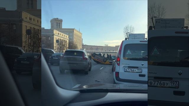🚕 На Ленинградском шоссе произошло ДТП — перевернулся автомобиль
