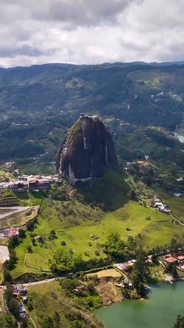 🇨🇴 Колумбия

Эль-Пеньон-де-Гуатапе — отдельно стоящая скала в Колумбии.