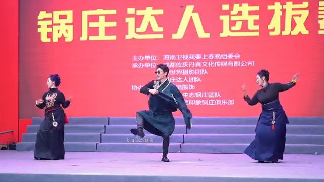 Excellent Tibetan dancers perform wonderful Tibetan dance великолепный тибетский танец....