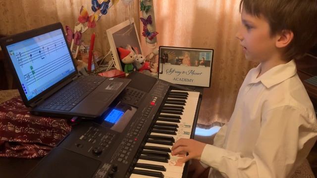 Vasya (10). 15-й гармонический оборот. Игра по слуху в Соль мажоре левой рукой, называя интервалы.