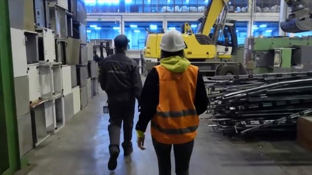 Как правильно выбросить айфон и телевизор? Фрагмент ролика канала Wylsacom