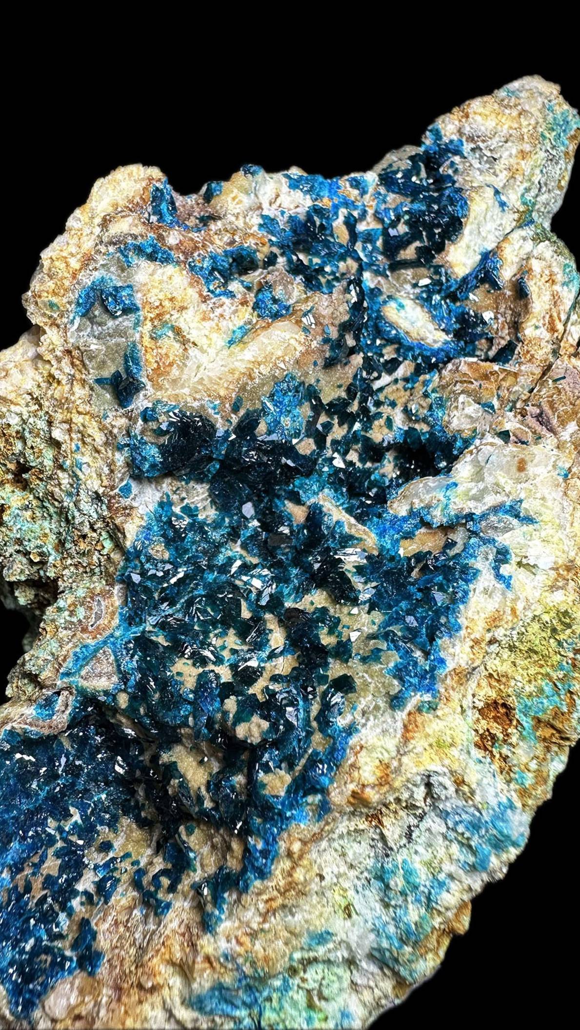 Кристаллы весцелиита на матрице;