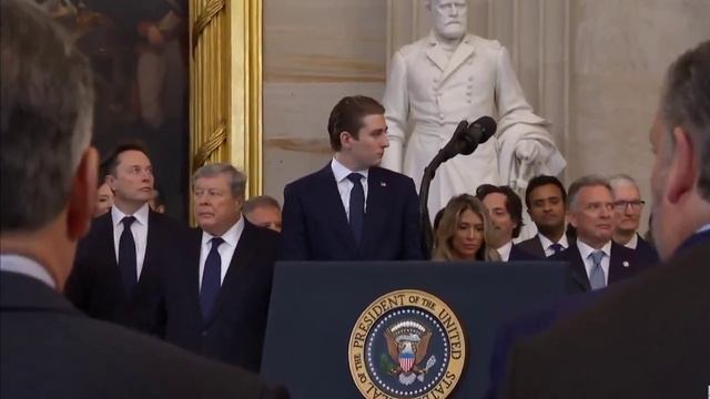 Кое-кто на инаугурации уже чувствует себя будущим президентом США.

Сын Дональда мог стать потенциал