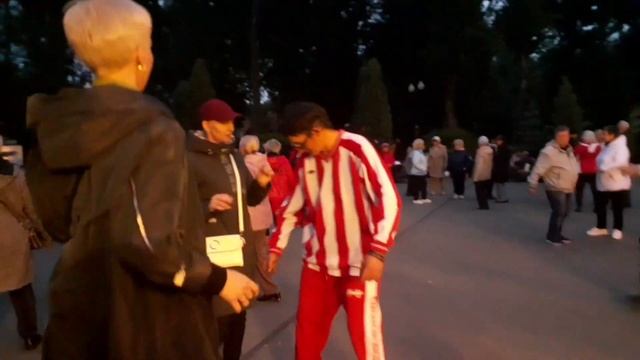 В КАФЕ!🕺💃👍_ТАНЦЫ В ПАРКЕ ГОРЬКОГО ХАРЬКОВ СЕНТЯБРЬ 2021