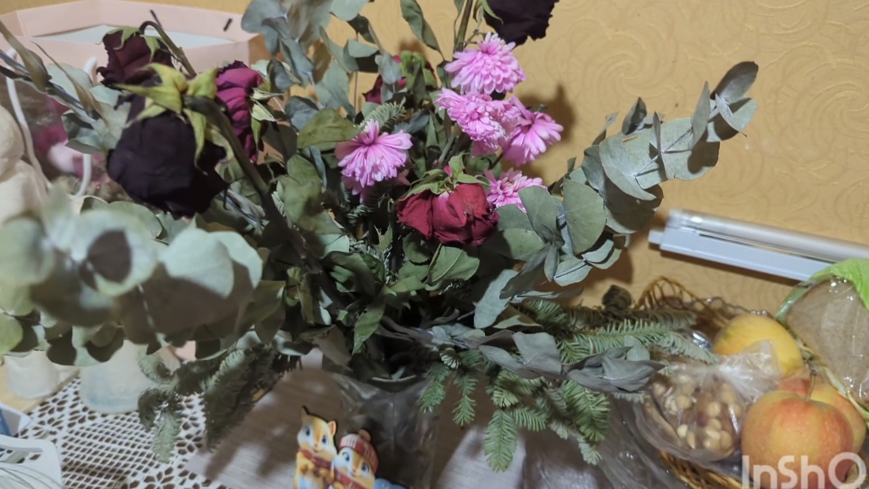 Серое утро/ дома из-за гололёда/ суп Аля соляночка, плов и какао/ зимний букет