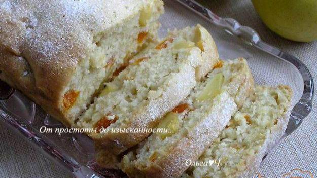 Кекс с яблоками и курагой