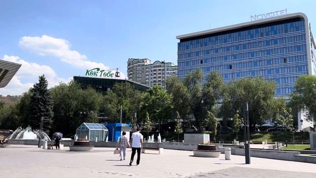 Алматы. Площадь и фонтаны перед Дворцом Республики. 5 августа 2023. Kazakhstan. Almaty. August 2023