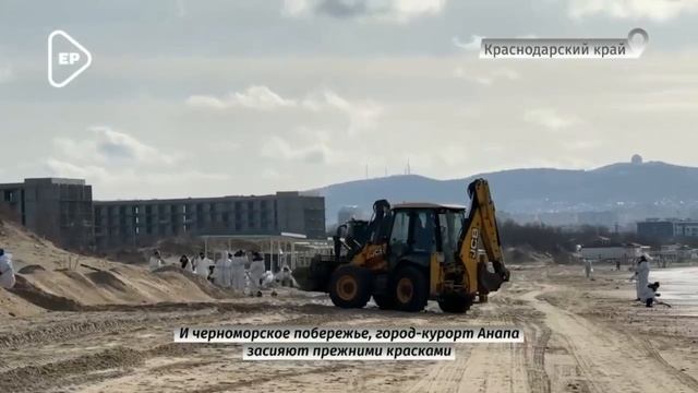 Волонтеры Единой России и МГЕР продолжают очищать акваторию Черного моря.