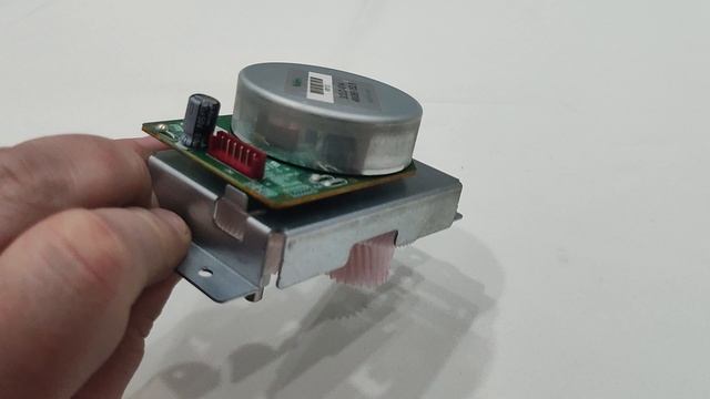 Двигатель узла подачи бумаги, мощность - 40 ватт, постоянное напряжение - 24 вольта