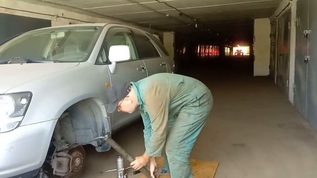 Как открутить передний рычаг на Лексусе