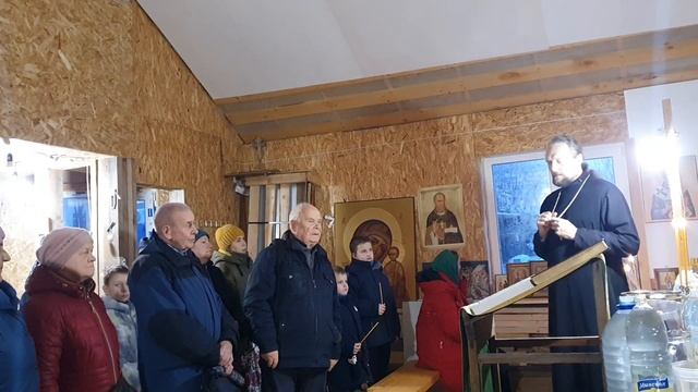 Священник перед освящением воды на Крещение.