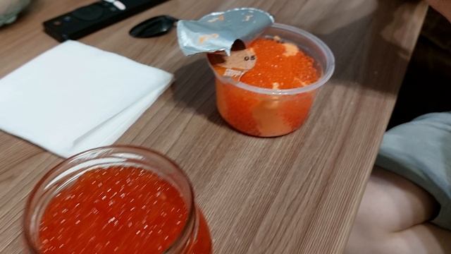 Едим икру ложками!