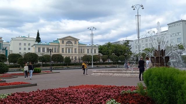 Отдых на лавочке в историческом центре города