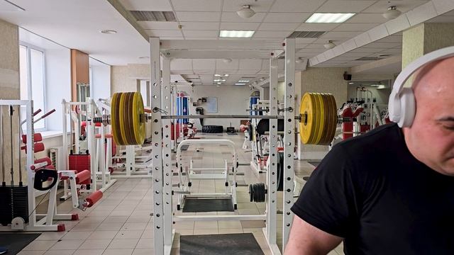 Жмем лежа штангу, приседаем со штангой, тяжело работаем, что бы стать сильнее.