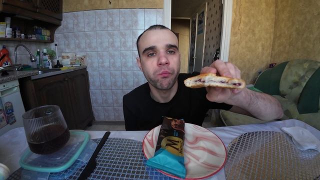 МУКБАНГ НАРЕЗКИ ЛУЧШЕЕ - ГРЕЧКА С КОЛБАСОЙ / ЯИЧНИЦА / САЛАТ / МОРОЖЕНОЕ / MUKBANG АСМР 21. 01. 2025