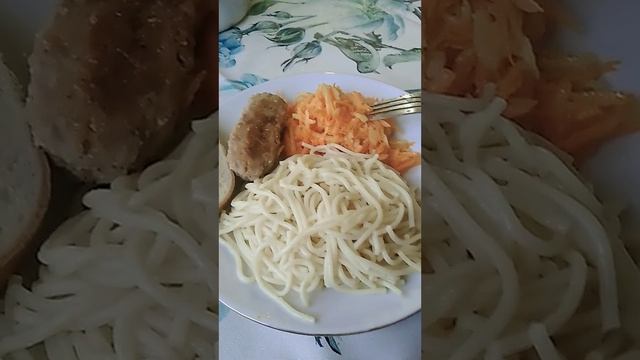 Ем на камеру