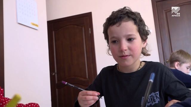 Воспитанники детского сада в с. Курджиново шлют свои рисунки участникам СВО