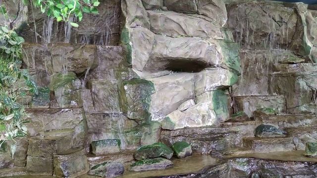Искусственный водопад и шум воды. Футаж.