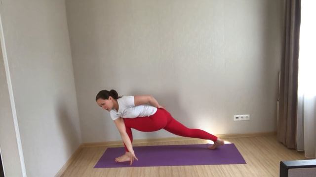 Паривритта паршва конасана для учительского тренинга