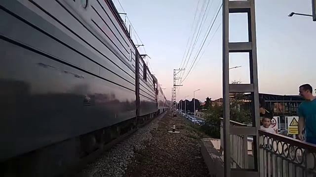 «С приветствием!» 2ЭС4к - 134 с пассажирским поездом №36 Адлер - СПБ «Северная пальмира»